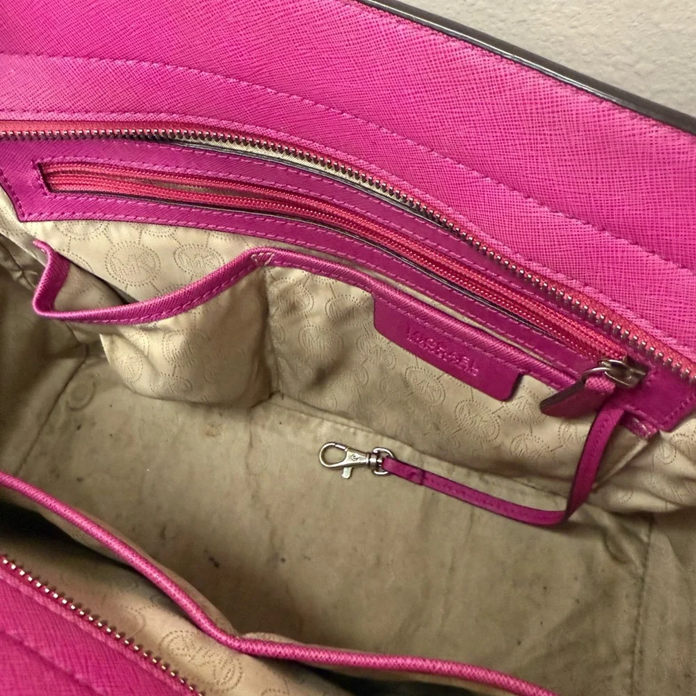 MICHAEL KORS SELMA Grommet
Saffiano Leather LG Satchel, Fuchsia pink, GUC - Picture 17 of 17